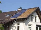Montage Sonnenkollektoren: Arbeit am offenen Dach