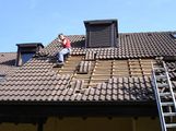 Montage Sonnenkollektoren: Die benötigte Dachfläche wird frei gelegt 