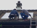 Teamarbeit auf dem Dach