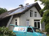 Montage von Sonnenkollektoren in bestehendes Dach 