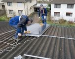 Mit Spezialwerkzeugen werden die Kollektoren auf dem Dach platziert.