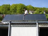 Sonnenkollektoren: Zusätzliche Stahlstreben übernehmen die erhöhte Dachlast 