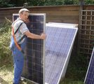 Sorgfältiges Handling der Solar-Paneele 