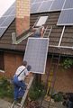 Sorgfältig werden die Solarpanels Stück für Stück auf das Dach transportiert