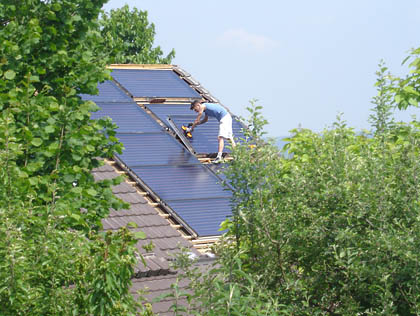 Montage von Sonnenkollektoren direkt auf Dachstuhl in bestehendes Gebäude 